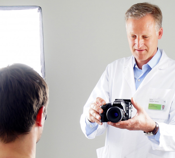 PD Dr. Abel-Jan Tasman fotografiert einen Patienten.