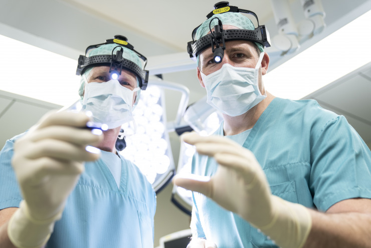 PD Dr. Tasman, Stv. Chefarzt, und Dr. Ben Hunter, Leitender Arzt, sind Experten in den Bereichen Rhinologie und Plastische Gesichtschirurgie.